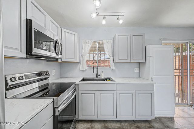 961 N Camino Las Solanas, Tucson, AZ 85710