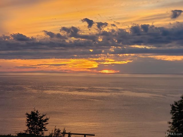 14998 N Superior Road, Houghton, MI 49931