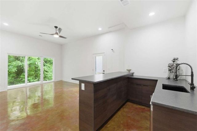 977 Fleetwood Circle, Atlanta, GA 30311