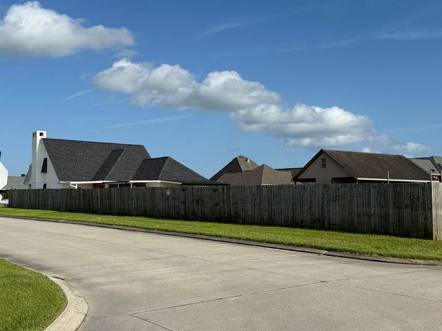 207 Woodwind Dr, Houma, LA 70360