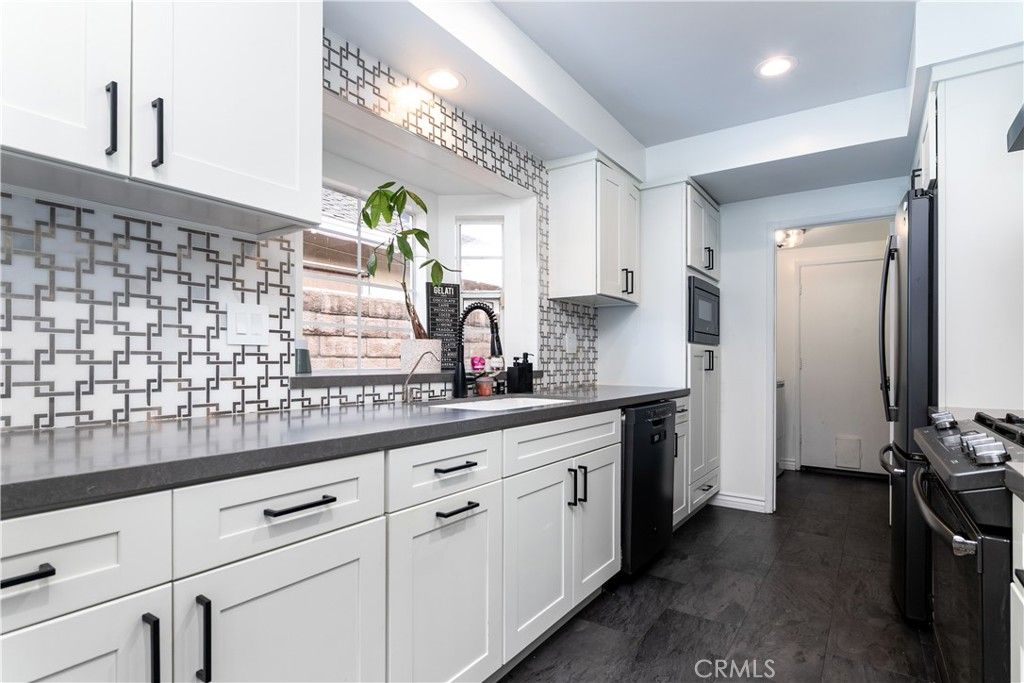 Image 10 of property listing at 10037 Sunnybrae Avenue, Chatsworth, CA 91311