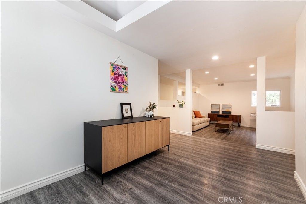 Image 3 of property listing at 10037 Sunnybrae Avenue, Chatsworth, CA 91311