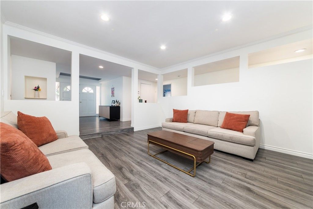 Image 4 of property listing at 10037 Sunnybrae Avenue, Chatsworth, CA 91311