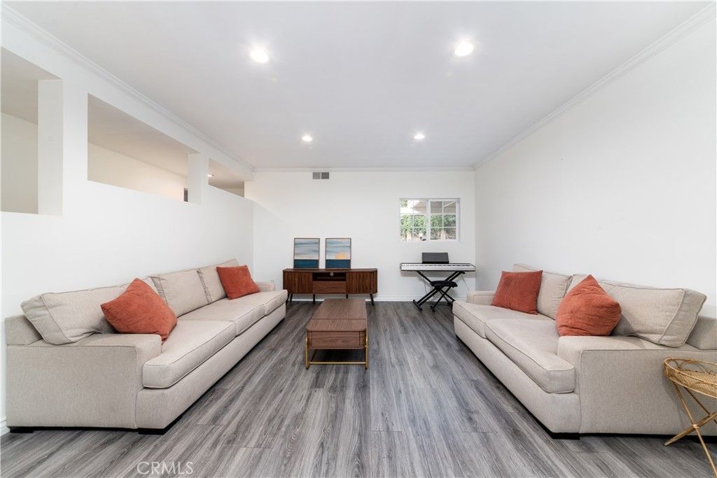 Image 5 of property listing at 10037 Sunnybrae Avenue, Chatsworth, CA 91311