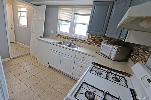 19361 Wakenden, Redford, MI 48240