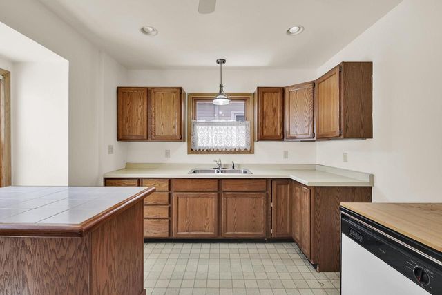 2762 S Linebarger TERRACE, Milwaukee, WI 53207