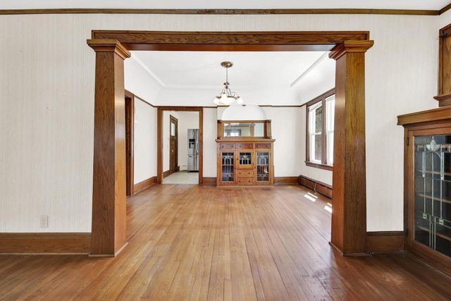 2762 S Linebarger TERRACE, Milwaukee, WI 53207