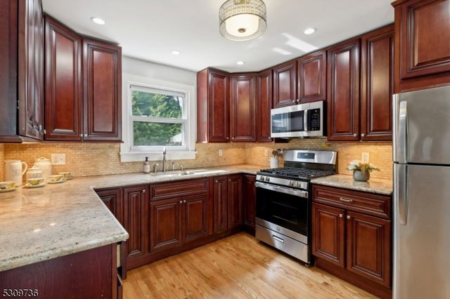 38 Stephen St, Montclair Twp., NJ 07042