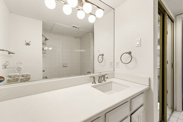 5200 Martel Avenue 18D, Dallas, TX 75206