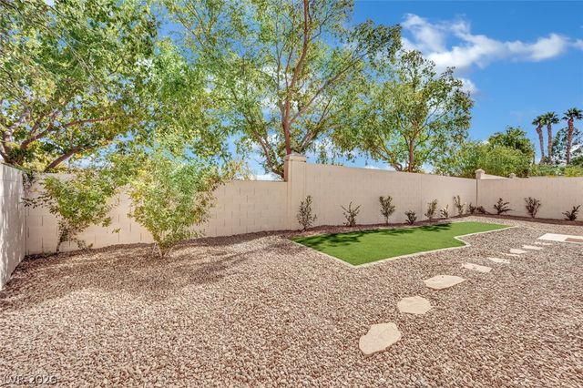 9205 Spruce Mountain Way, Las Vegas, NV 89134