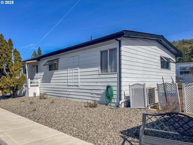 73 DANITA Ln, Roseburg, OR 97470