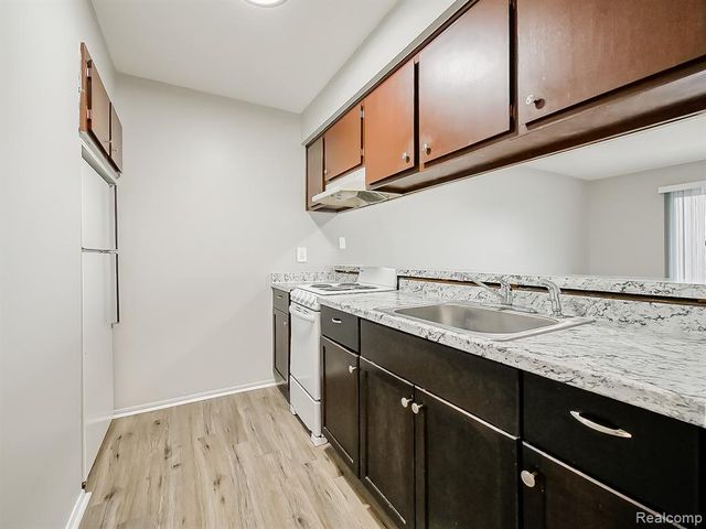 1498 Nancywood Drive 8, Waterford, MI 48327