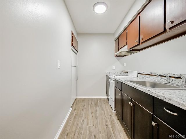 1498 Nancywood Drive 8, Waterford, MI 48327