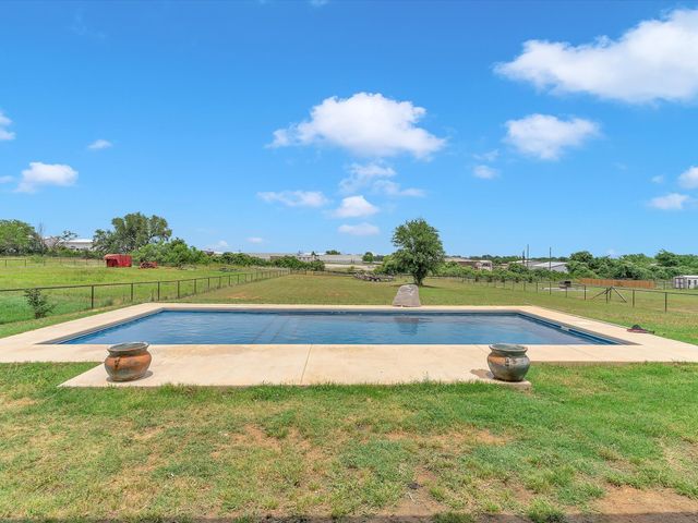 1013 Northern Oaks Court, Springtown, TX 76082