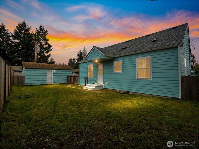 922 5th Street NW, Puyallup, WA 98371