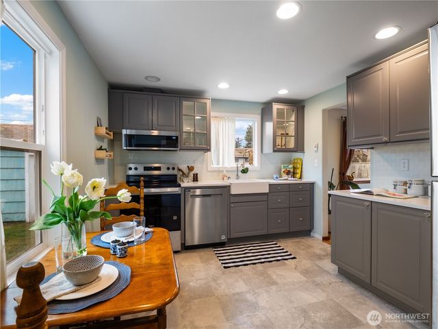 922 5th Street NW, Puyallup, WA 98371