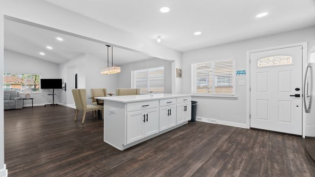 9517 Lavergne Avenue, Skokie, IL 60077
