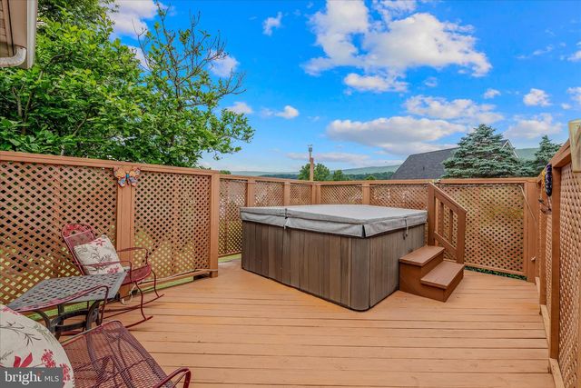 302 PRADO WAY, Berkeley Springs, WV 25411