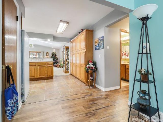 4445 Dixon Drive W, Flint Charter Township, MI 48473