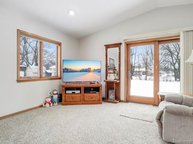 4445 Dixon Drive W, Flint Charter Township, MI 48473