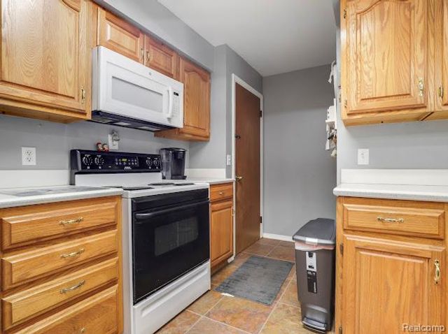 4445 Dixon Drive W, Flint Charter Township, MI 48473