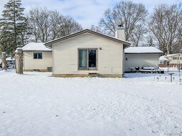 4445 Dixon Drive W, Flint Charter Township, MI 48473