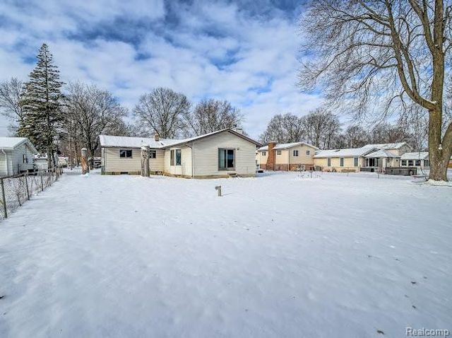 4445 Dixon Drive W, Flint Charter Township, MI 48473