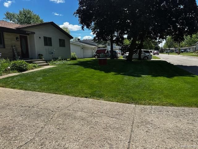 4445 Dixon Drive W, Flint Charter Township, MI 48473