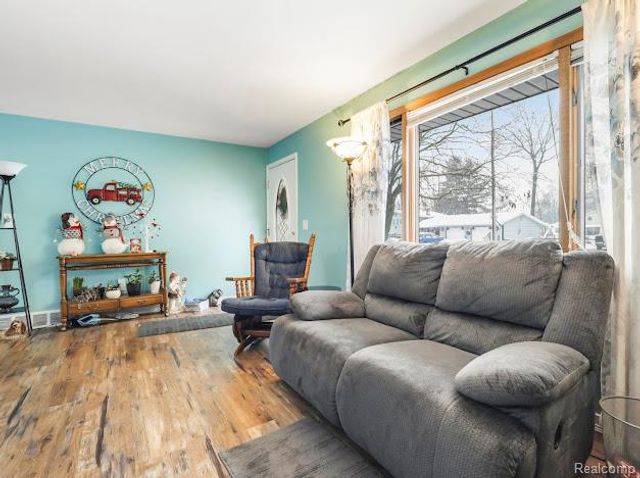 4445 Dixon Drive W, Flint Charter Township, MI 48473