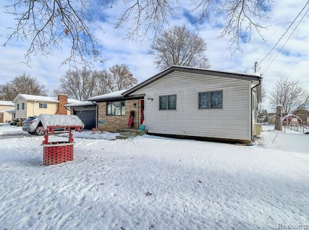 4445 Dixon Drive W, Flint Charter Township, MI 48473