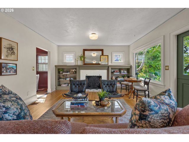 2714 Ne EVERETT St, Portland, OR 97232