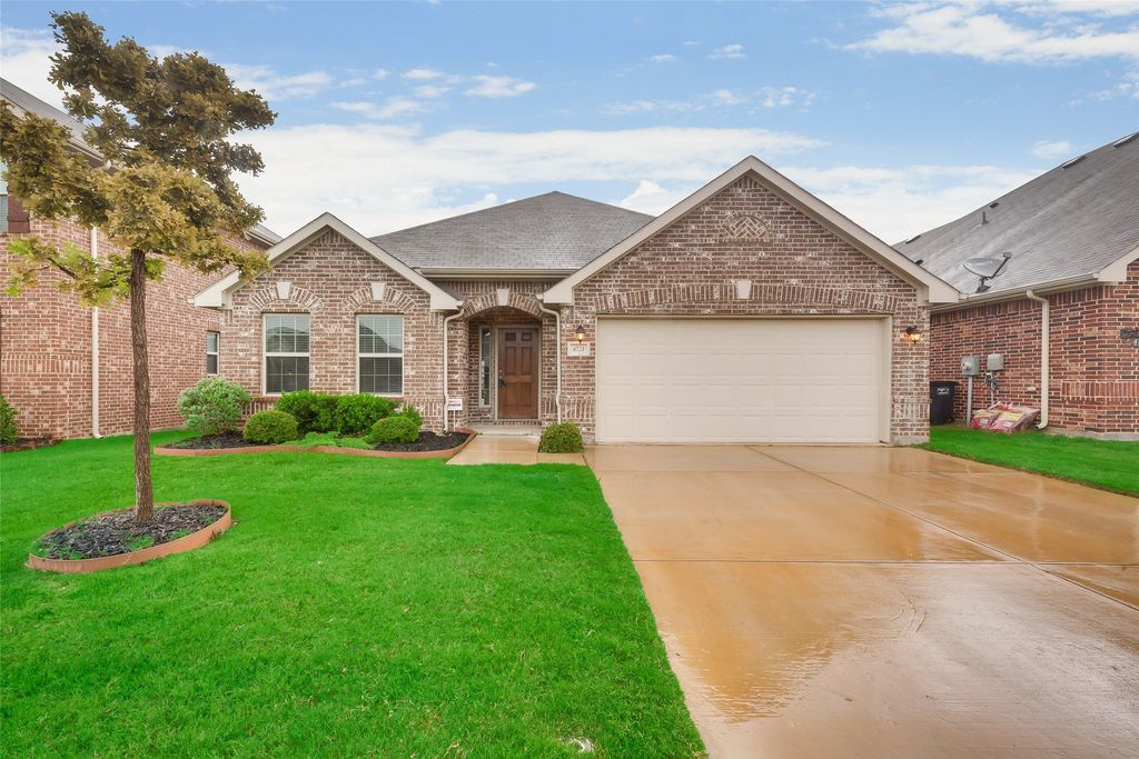 4721 Lazy Oaks Street, Fort Worth, TX 76244