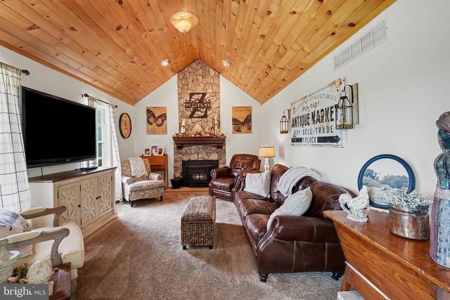 33 CUBBLER CT, Bechtelsville, PA 19505