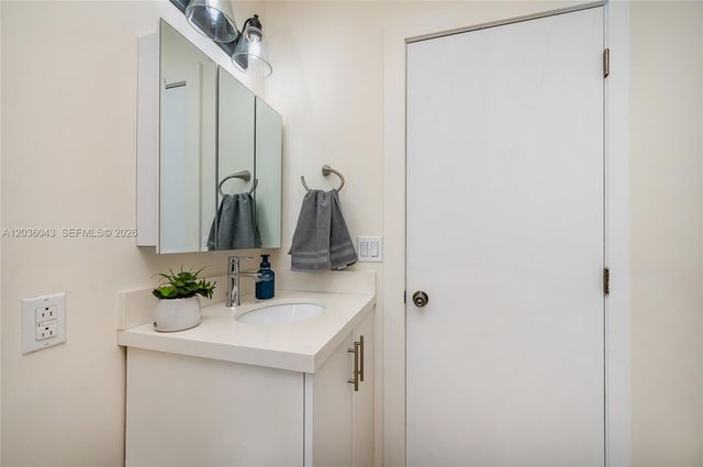 217 Madeira Ave 4, Coral Gables, FL 33134
