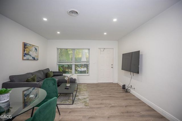 19 NE 16th Street, Fort Lauderdale, FL 33304