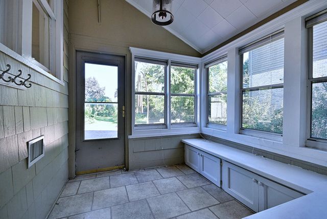 215 E Grantley Avenue, Elmhurst, IL 60126