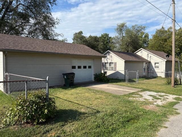 1000 S Oak Avenue, Aurora, MO 65605