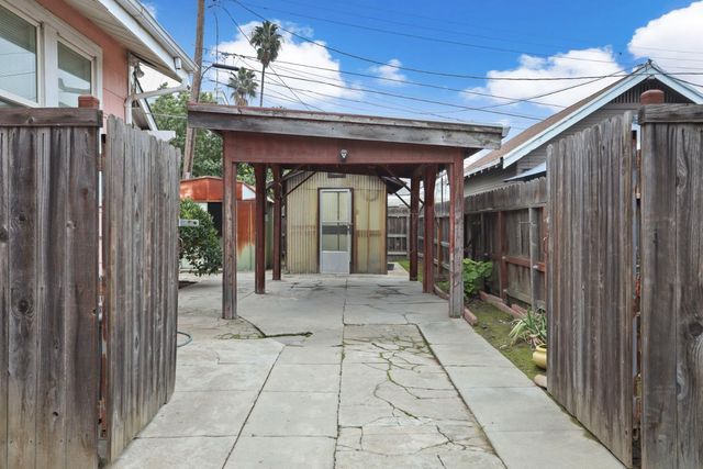 64 E Noble St, Stockton, CA 95204