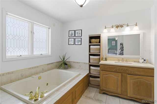 8140 Salt Road, Clarence, NY 14032