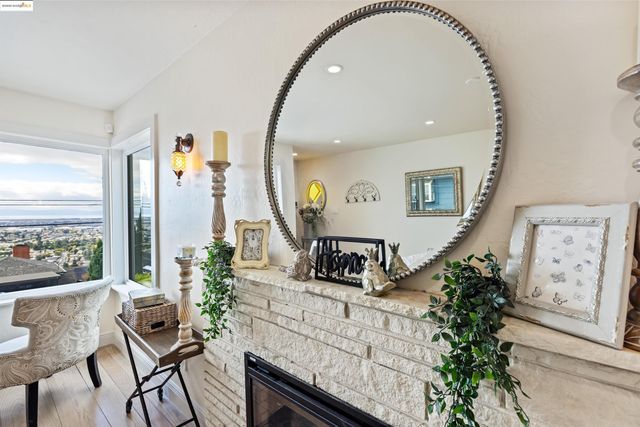 7756 Sunkist Dr, Oakland, CA 94605