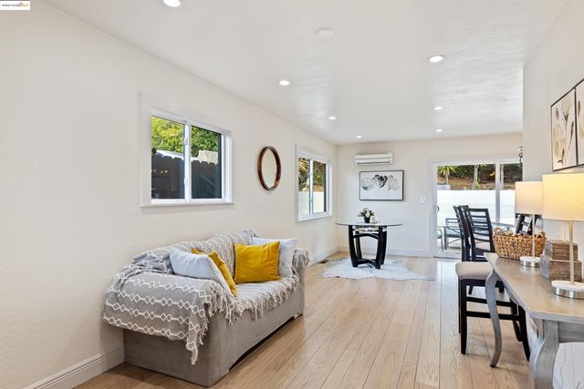 7756 Sunkist Dr, Oakland, CA 94605