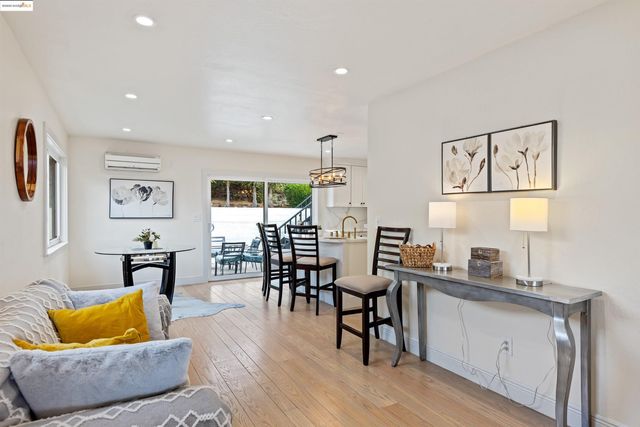 7756 Sunkist Dr, Oakland, CA 94605