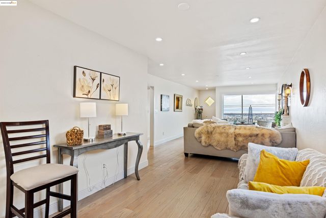 7756 Sunkist Dr, Oakland, CA 94605