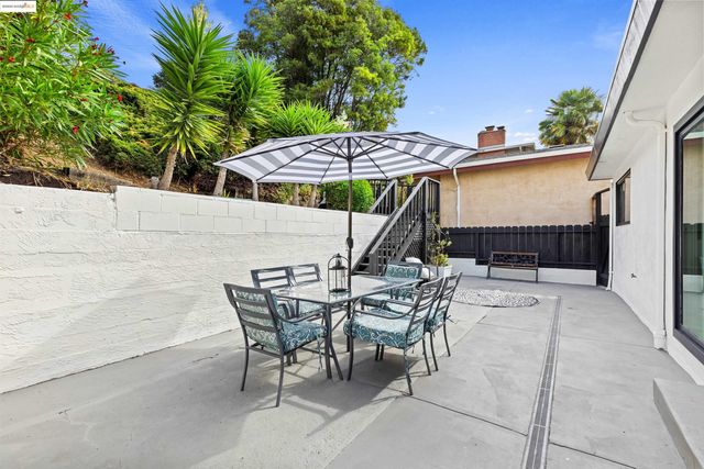 7756 Sunkist Dr, Oakland, CA 94605