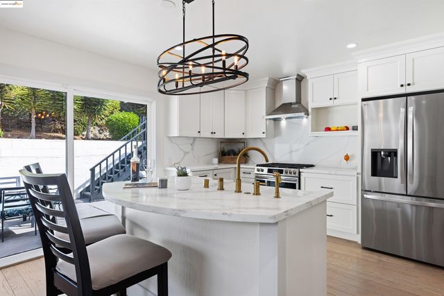 7756 Sunkist Dr, Oakland, CA 94605