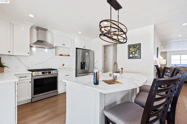 7756 Sunkist Dr, Oakland, CA 94605