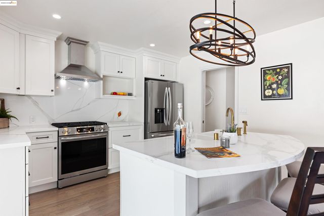 7756 Sunkist Dr, Oakland, CA 94605