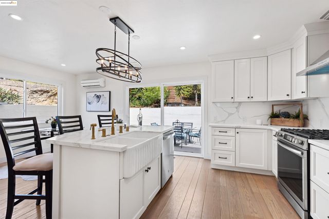 7756 Sunkist Dr, Oakland, CA 94605