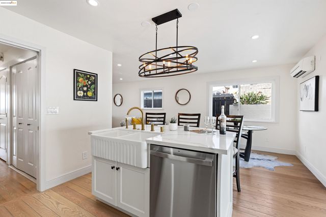 7756 Sunkist Dr, Oakland, CA 94605