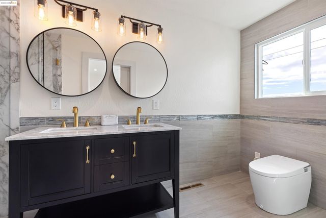 7756 Sunkist Dr, Oakland, CA 94605